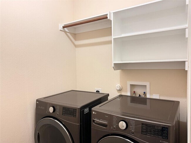 Building Photo - 2701 Pedernales Falls Dr