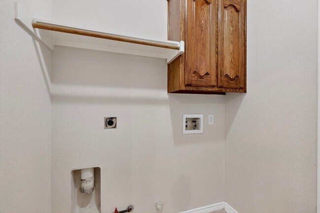 Building Photo - Spacious & Stylish Home in Quail Run-North...