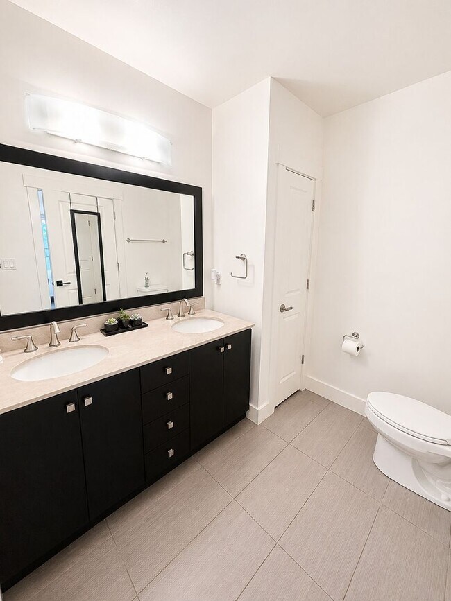 Building Photo - 1bd/1.5ba Seattle Condo