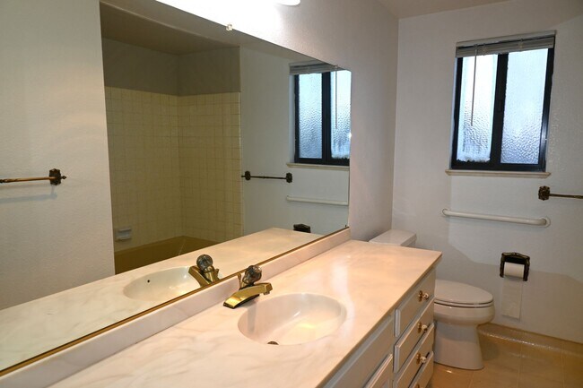 Building Photo - 80 Parkshore Cir