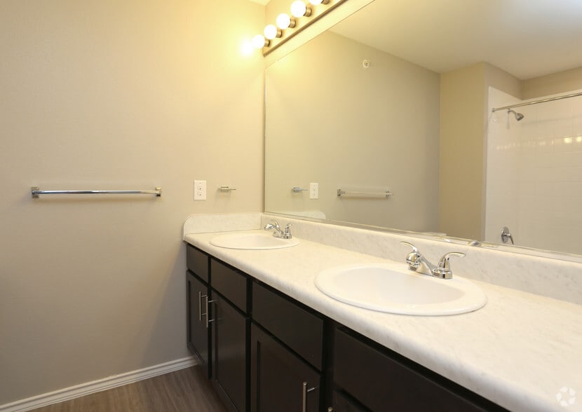 1BDx1BA 759SF - EMLI at Liberty Crossing Apartments