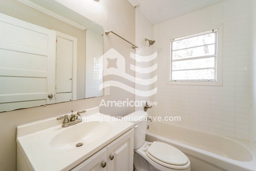 Building Photo - 522 Woodbury Rd