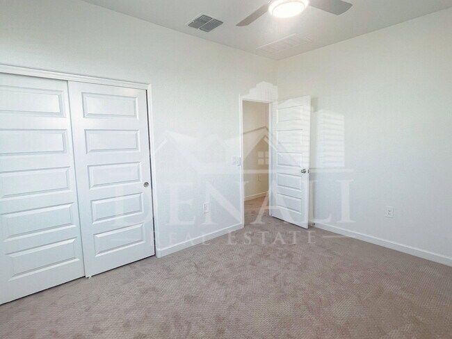 Building Photo - 2760 W Stradling Ave