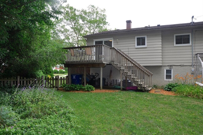 Building Photo - 2065 Yorktown Dr