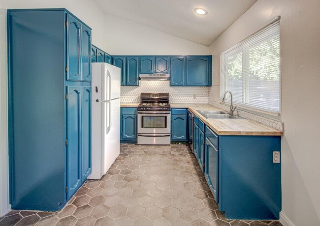 Building Photo - 5508 Pine Pl