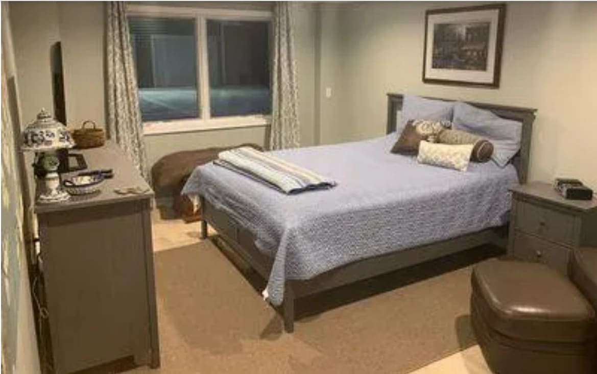 King size bed or 2 twin size - 520 Washington St