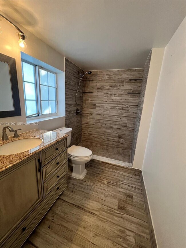 Building Photo - 2021 SE 10th Ave