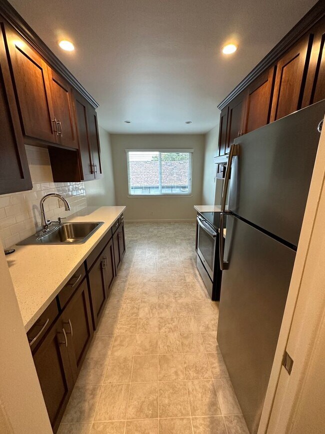 Building Photo - 3600 Crestmoor Dr