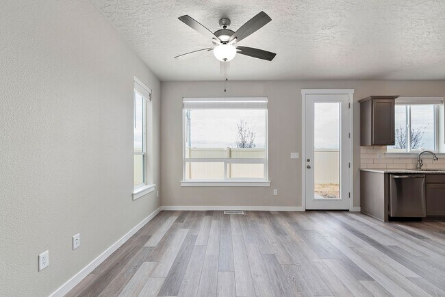 Building Photo - Charming & Modern Townhouse in Meridian!