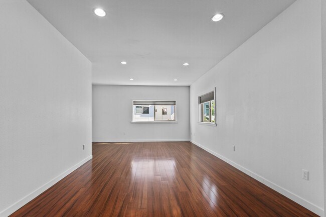 Building Photo - 3bd/1.5ba Seattle Townhouse