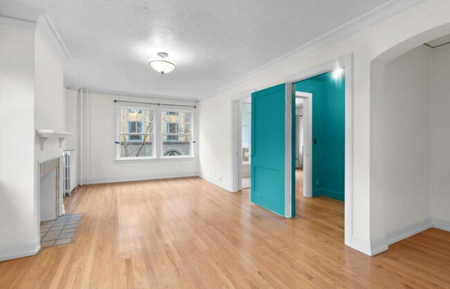 Building Photo - Charming Goose Hollow Condo – Hardwood Flo...