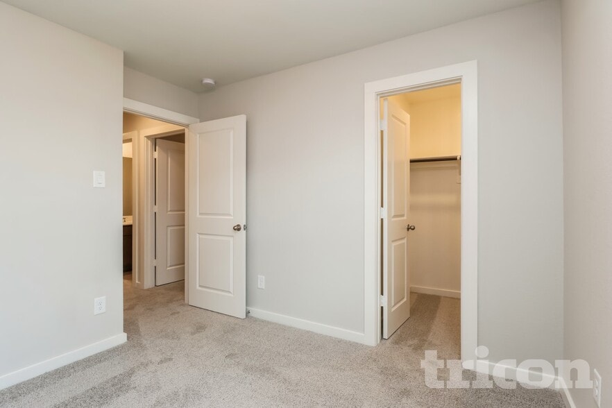 Building Photo - 9835 Willow Creek Commerce Dr