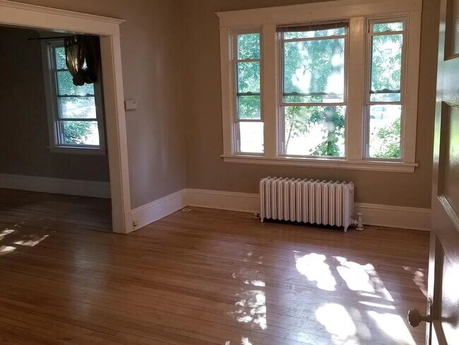 Building Photo - Beautiful single family home with near U of MN - 4 bed 2 bath