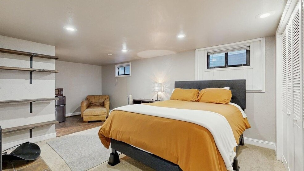 Building Photo - Cozy home with fenced yard and hot tub in NE Portland