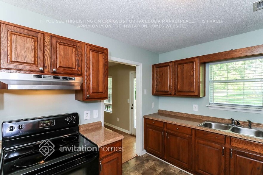 Building Photo - 1870 Chadwick Dr