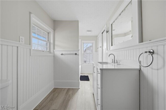 Building Photo - 437 Erie St