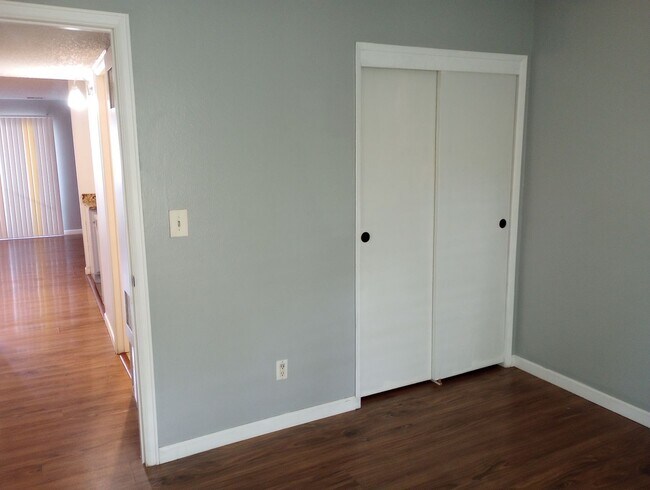 Building Photo - Cherry Creek Schools, 2 bed, 1 bath, 900 s...