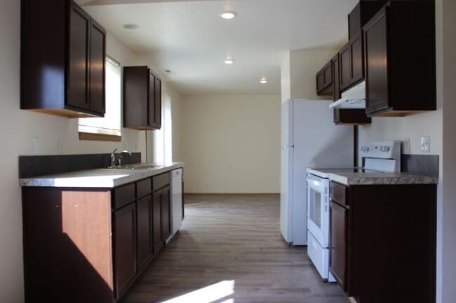 Building Photo - 3 bedroom 2.5 bath family home in quiet Scappoose neighborhood