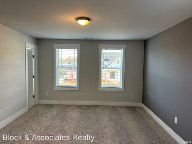 Building Photo - 3 br, 2.5 bath House - 682 Vine Parkway