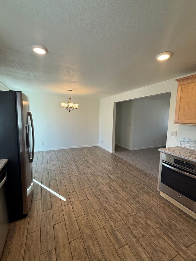 Building Photo - 1444 NW Canyon Dr