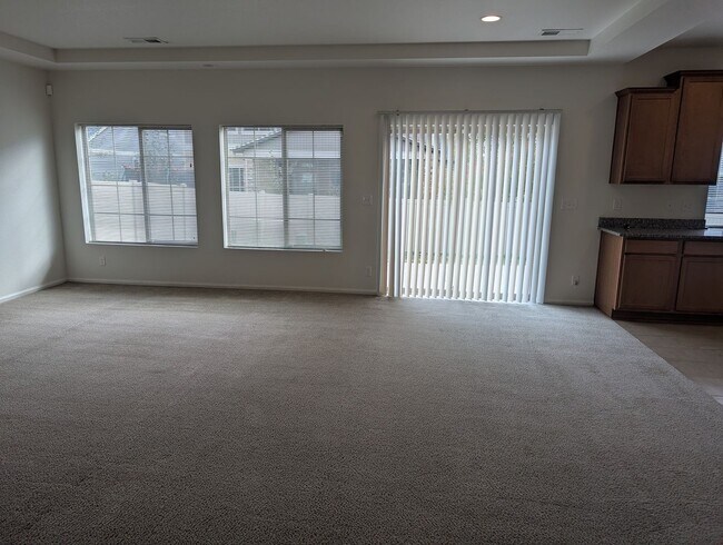 Building Photo - MASSIVE 4-BEDROOM, 3-BATHROOM HOME NEAR DI...