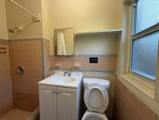 Building Photo - Nice 1-1 duplex