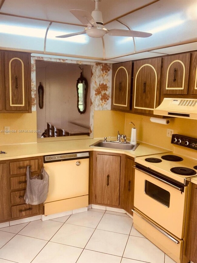 Building Photo - 8515 Sunrise Lakes Blvd