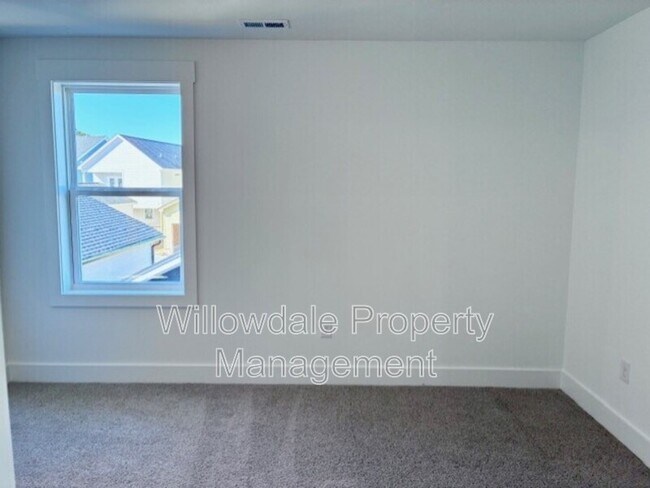 Building Photo - 565 Folk Song Wy