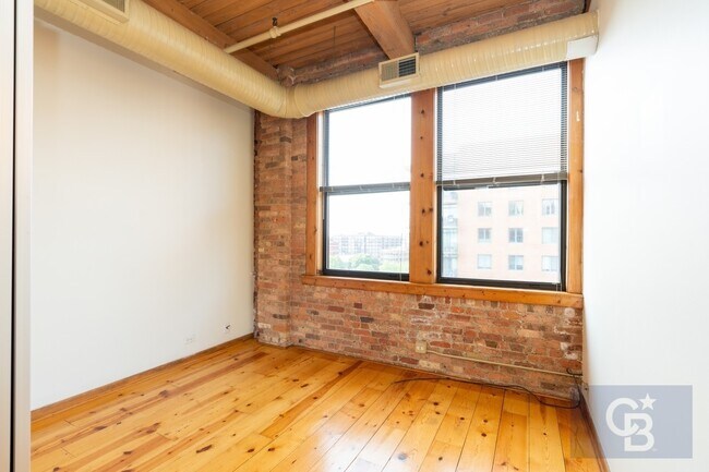 Building Photo - 913 W Van Buren St
