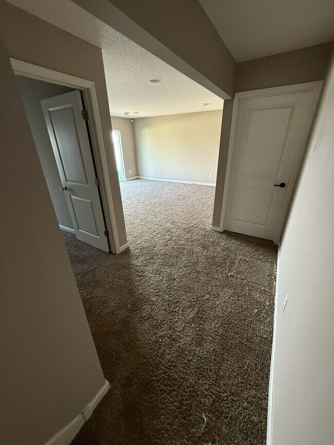 Building Photo - Spacious 4?BD | 2?BA Home with Finished Lo...