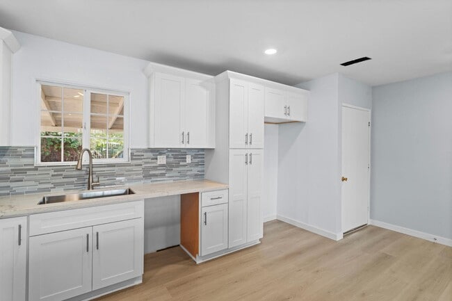 Building Photo - 7877 Kempster Ave