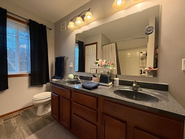 Building Photo - Great 3BR/2BA End Unit Elk River Townhome Available June!