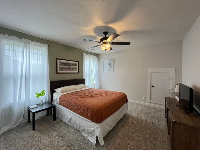 Building Photo - Georgous Large Open Floor Plan Home with Easy Commute to Nashville