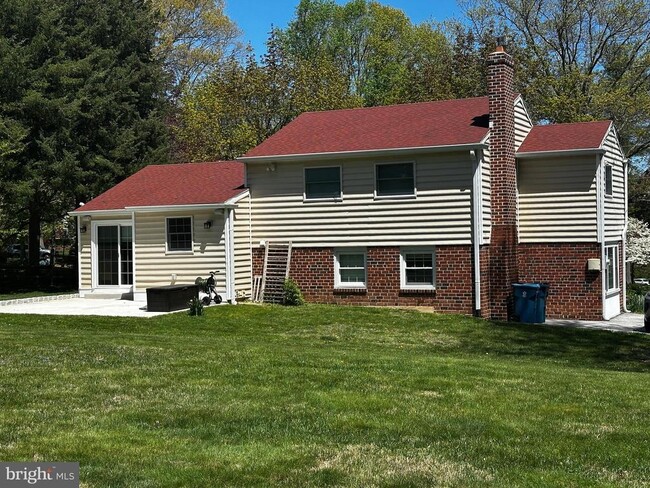 Building Photo - 802 Edward Ln