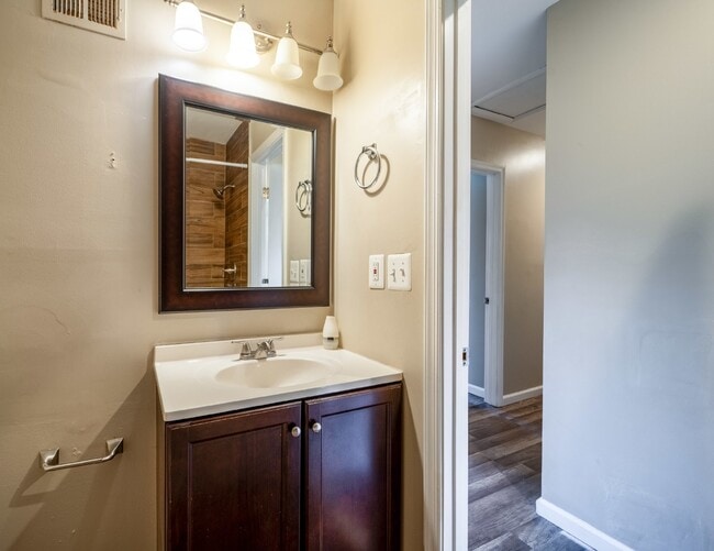 Building Photo - Spacious 3-Level Townhouse with Finished Basement and Fenced Patio