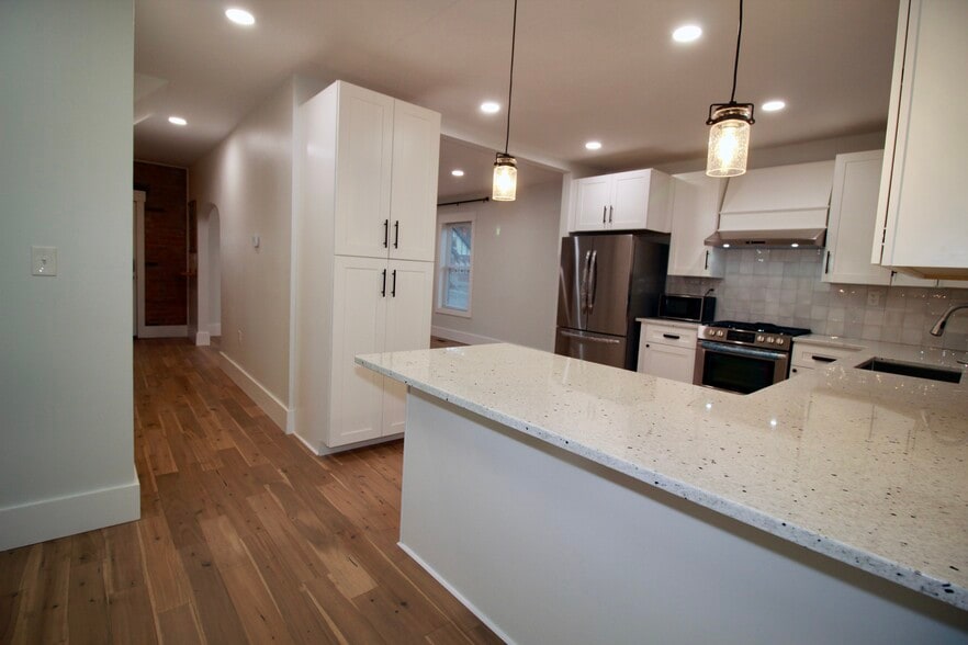 Kitchen - 6701 Buckingham Plz