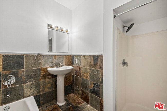 Building Photo - 153 Hollister Ave