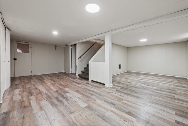 Building Photo - 30 Doran St