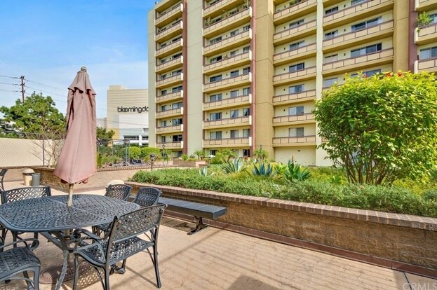 Building Photo - 321 S San Vicente Blvd