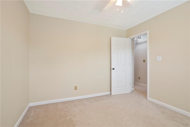 Building Photo - 4989 Kingswood Dr