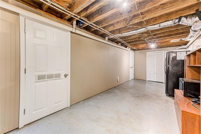 Building Photo - 2423 Woodacres Rd NE