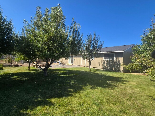 Building Photo - 1448 SW Canyon Dr