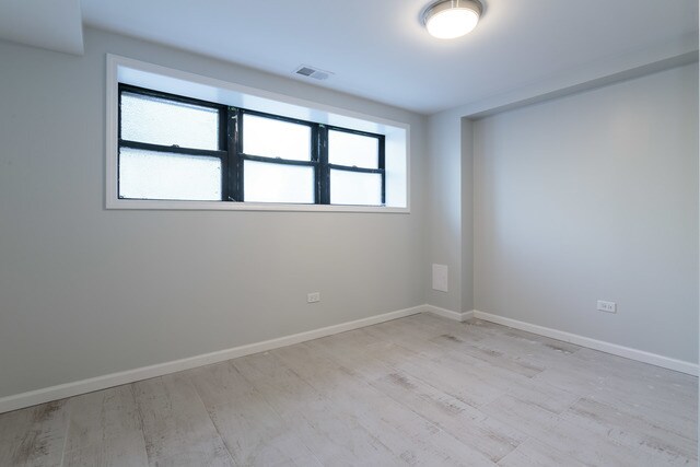 Building Photo - 5134 N Oakley Ave