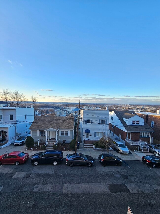 Building Photo - 8915 Bergenwood Ave