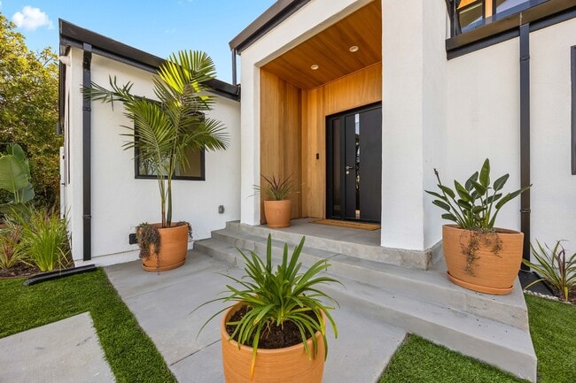 Building Photo - 212 W 64th St