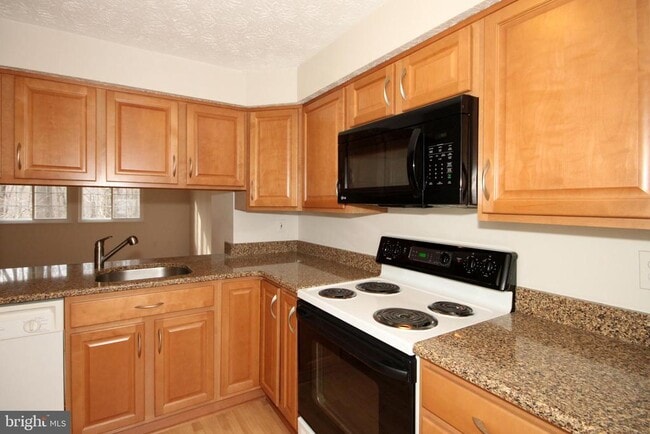 Building Photo - 8032 Grandview Ct