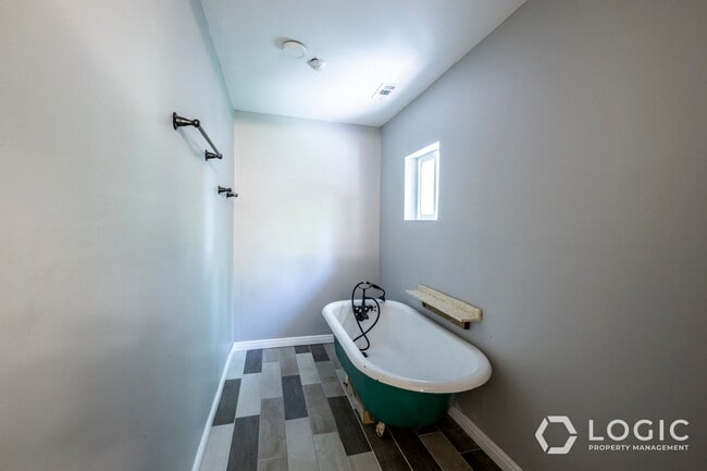 Building Photo - Stunning Single Family Home In Excellent L...