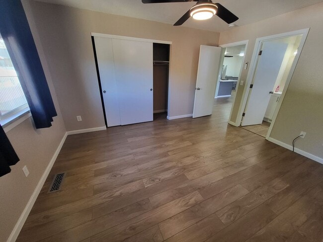 Building Photo - NIG0201&gt;**