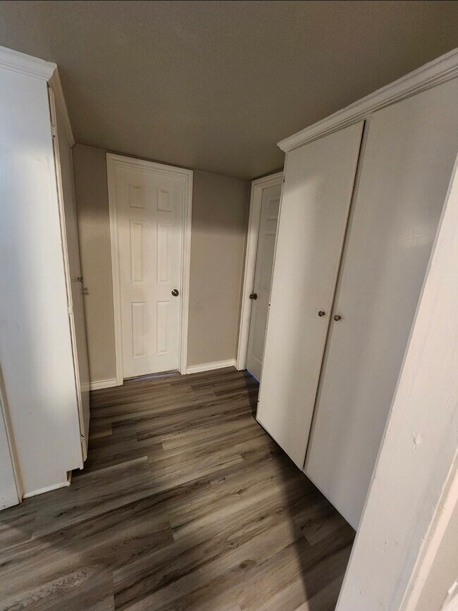 Building Photo - Take a look inside! 4 bed 2 bath with 3 car garage