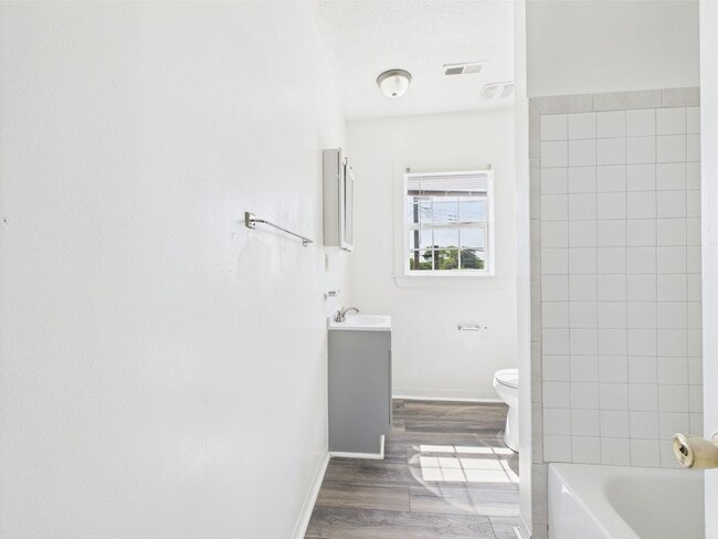 Building Photo - 1610 N 28th St